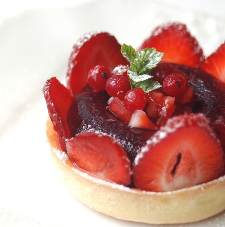 Tarte_en_gel_e_de_fruits_rouges_et_farandole_de_fraises_008
