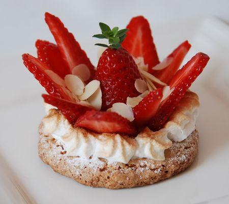 Dacquois_aux_fraises_et_meringues_001