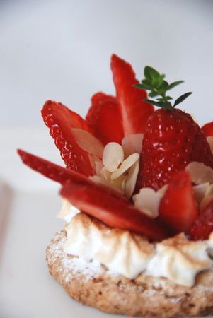 Dacquois_aux_fraises_et_meringues_004