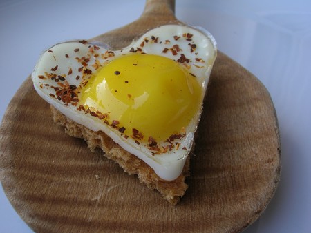 pain_d__pice_coeur_et_oeuf_sur_cuiller
