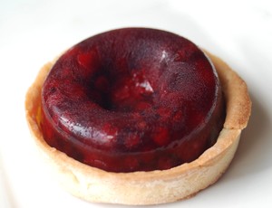 Tarte_en_gel_e_de_fruits_rouges_et_farandole_de_fraises_002