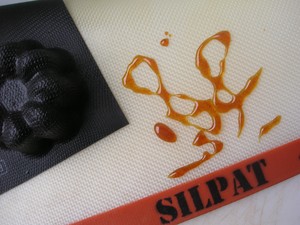 mendiant_empreinte_sur_caramel_sur_silpat