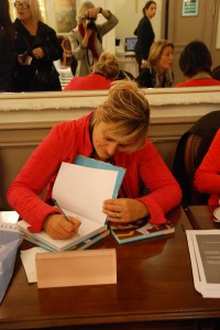 Aurélie lors de la séance de dédicace